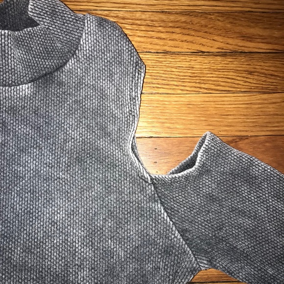 Dark gray distressed cutout crop - Picture 3 of 4